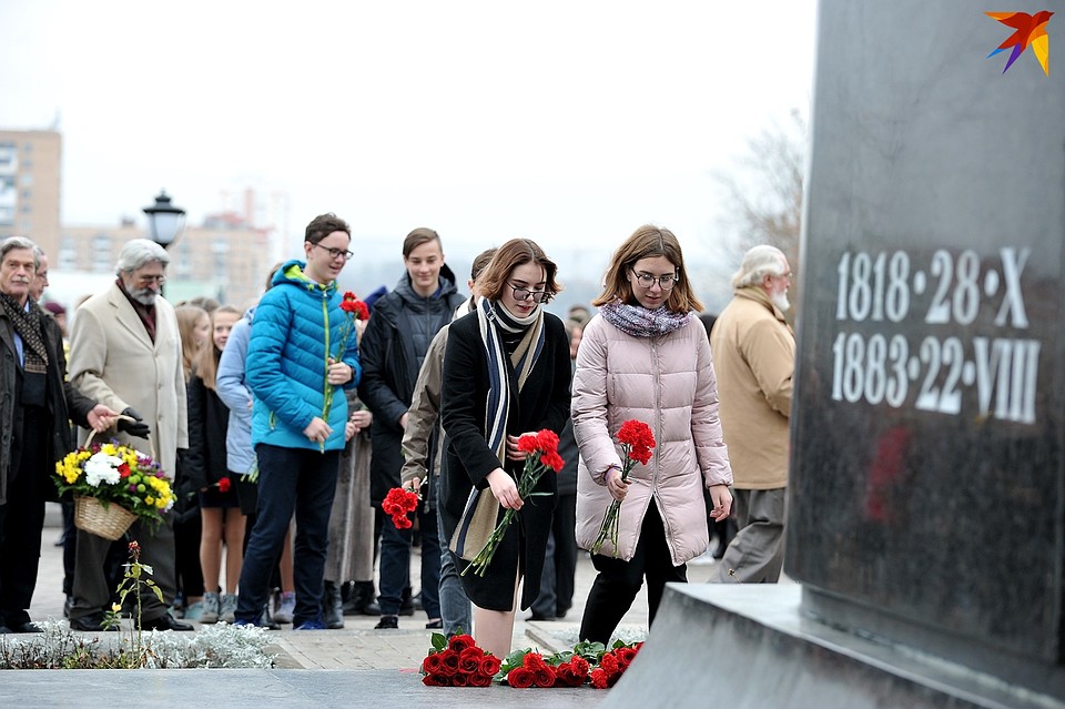 К памятнику писателю возложили цветы в его 200-й юбилей