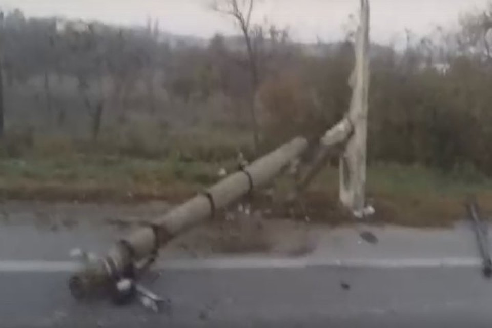 На Евпаторийском шоссе в Симферополе грузовой автомобиль врезался в столб. Фото: скрин из видео