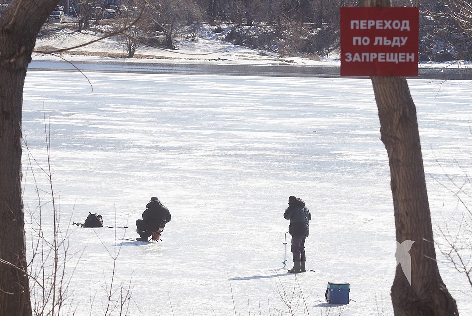 Толщина ледяного покрова на водоемах Урала составляет не более трех сантиметров