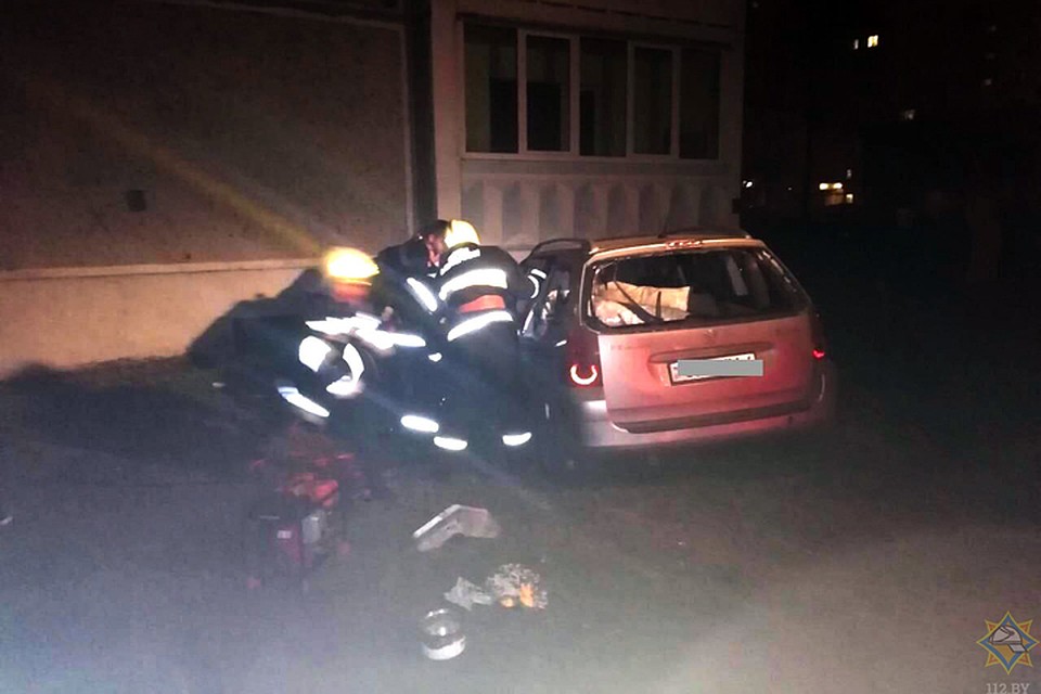 Лидские спасатели деблокировали при ДТП 28-летнего мужчину. Фото: МЧС РБ.