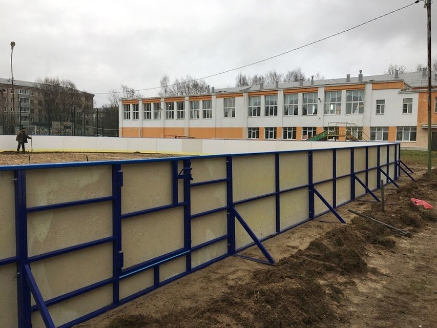 Эту площадку у школы №32 отремонтировали местные жители.