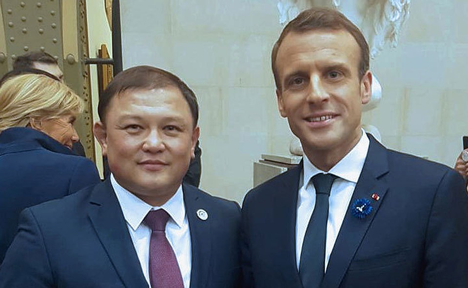 Кратковременная встреча Дастана Джумабекова с президентом Франции Эммануэлем Макроном состоялась у Триумфальной арки в Париже.