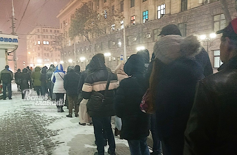 Очереди на автобусы растянулись на десятки метров и часы. Фото: Ростов-Главный