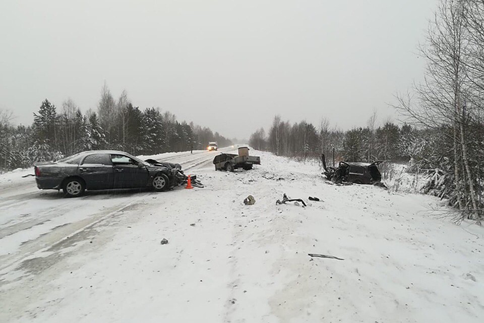 На 48 километре автомобильной дороги Томск-Каргала-Колпашево столкнулись Mitsubishi и Нива