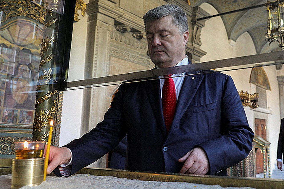 Видимо, Порошенко понимал, что приехав на Собор, он не добьется желаемого результата и просто опозорится