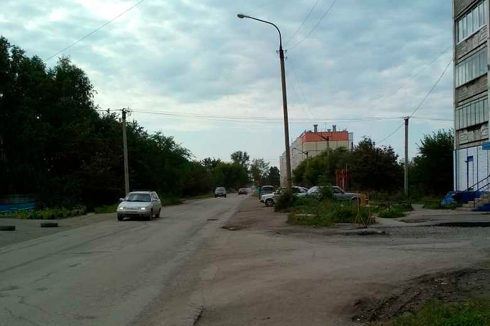Нормального перехода на улице 9 Января у поликлиники нет.