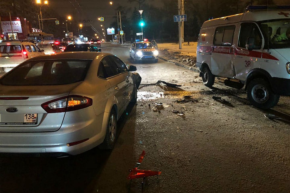 ДТП в Иркутске: скорая помощь столкнулась с «Фордом». Фото: ГУ МВД России по Иркутской области.