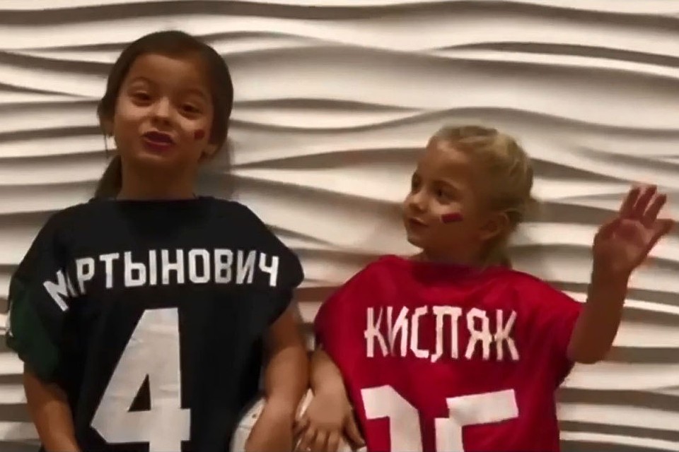 А выиграть у «люксов» сборной Беларуси помогло мотивирующее видео с детьми и семьями. Некоторые плакали. Фото: стоп-кадр видео