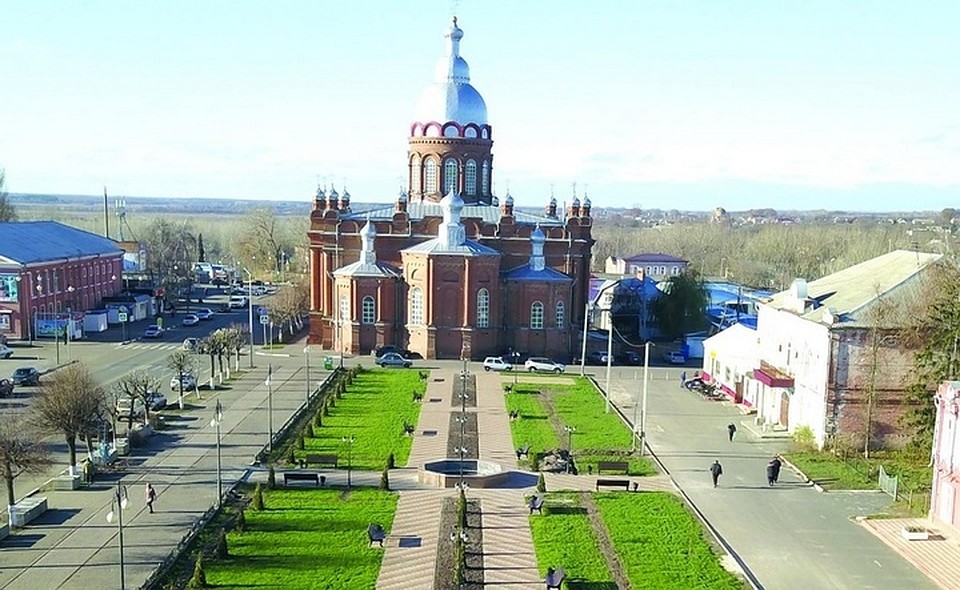 В сквере появились современные скамейки, разноцветная тротуарная плитка, декоративные светильники