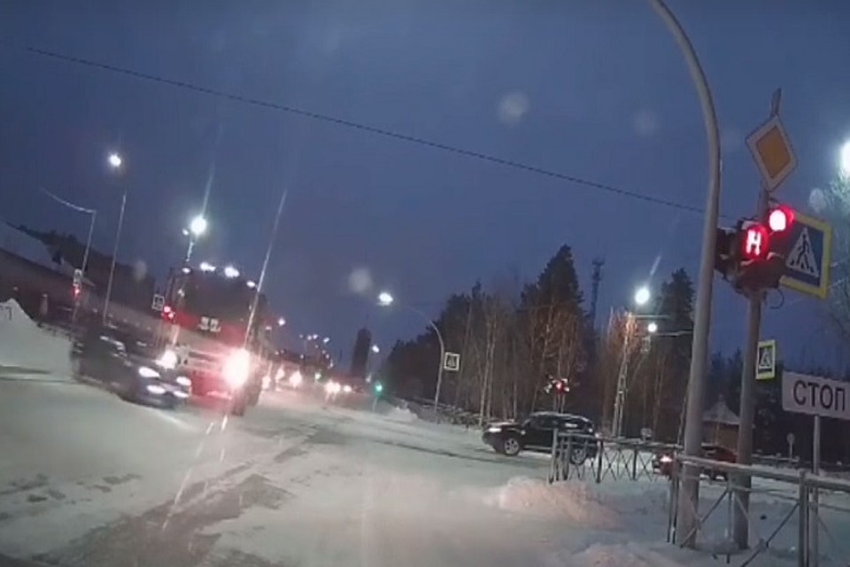 Видео ДТП с пожарной машиной и легковушкой попало в соцсети Фото: vk.com группа "Происшествия Ноябрьск"