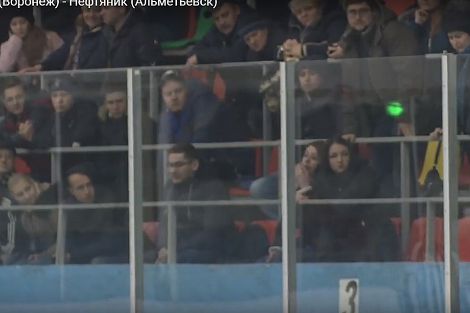В конце третьего периода зрители первых рядов смотрели не на площадку, а на пострадавшую девушку.