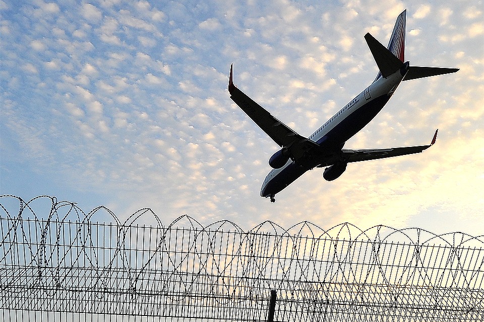 Вечером 20 ноября Boeing 737, выполнявший рейс Москва - Афины, при рулении на взлет насмерть сбил мужчину.