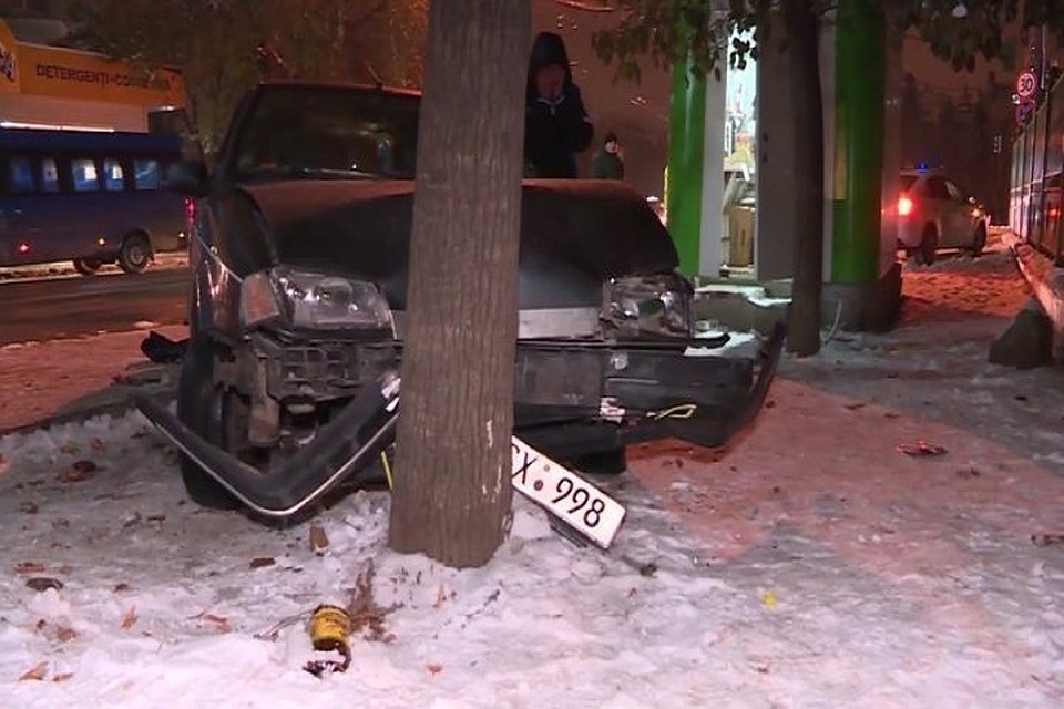Автомобиль врезался в дерево (Фото: publika.md).