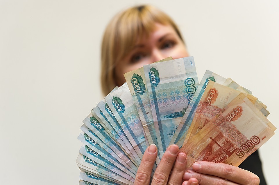 Жители стали реже покупать недвижимость и меньше денег перевели на банковские счета