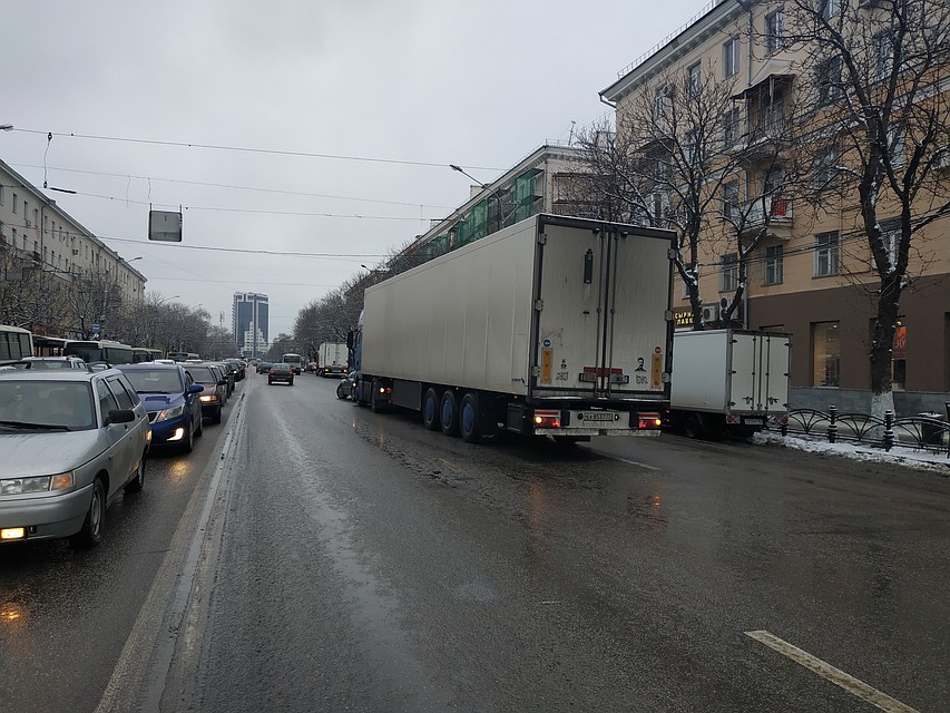 Сразу после аварии дорога была относительно свободна, но продлилось это недолго.
