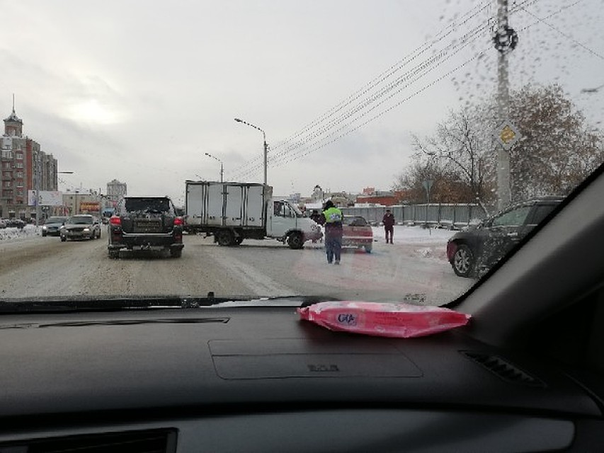 В центре Омска в аварию попала грузовая газель