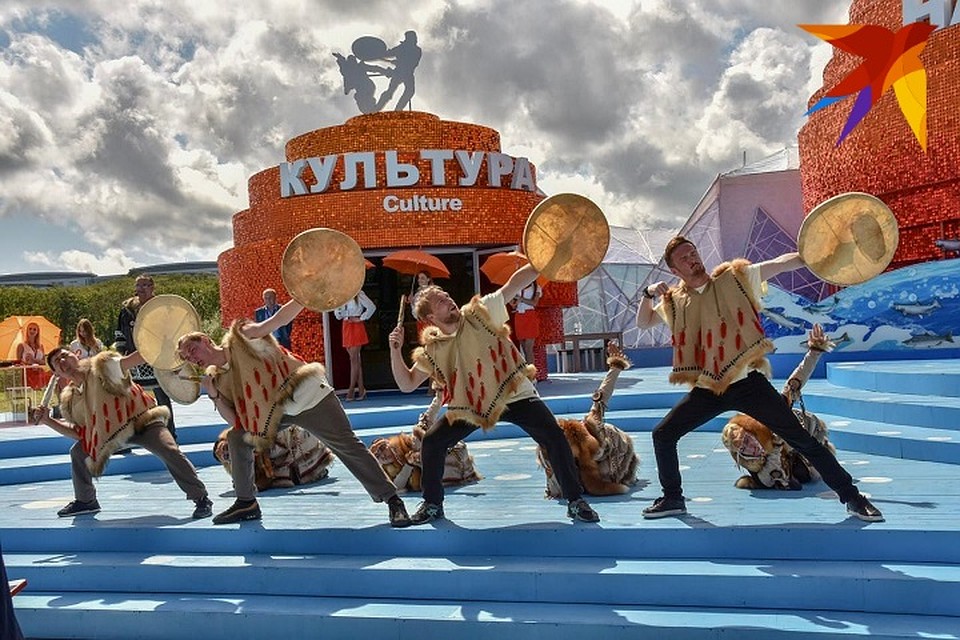 Улица Дальнего Востока - это не просто выставка достижений народного хозяйства, но и зажигательные танцы.