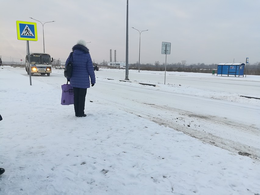 Жители "Волгаря" ждут автобус с надеждой... но по полчаса и больше