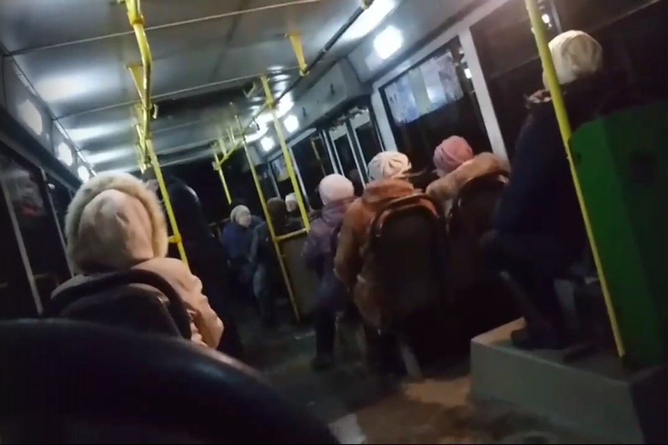 Песня рыбинских бабушек растопила сердца многих. Фото: стоп-кадр с видео Владислава Мельникова.
