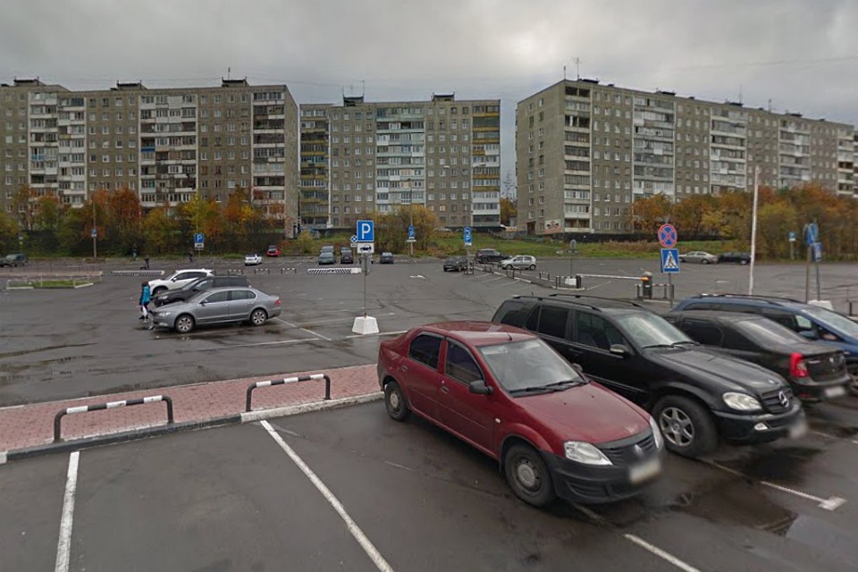 Изначально с соцсетях сообщалось, что мужчину нашли под машиной. Фото: Google Карты.