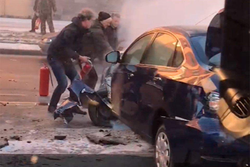В Петербурге иномарка вспыхнула после ДТП на Светлановском проспекте. Фото: vk.com/spb_today