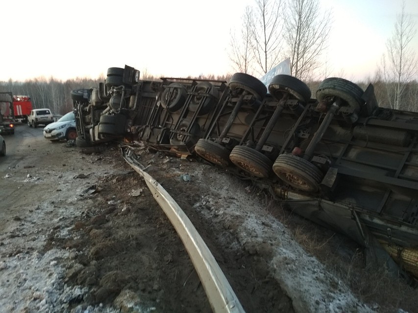 Под Самарой фура улетела в кювет
