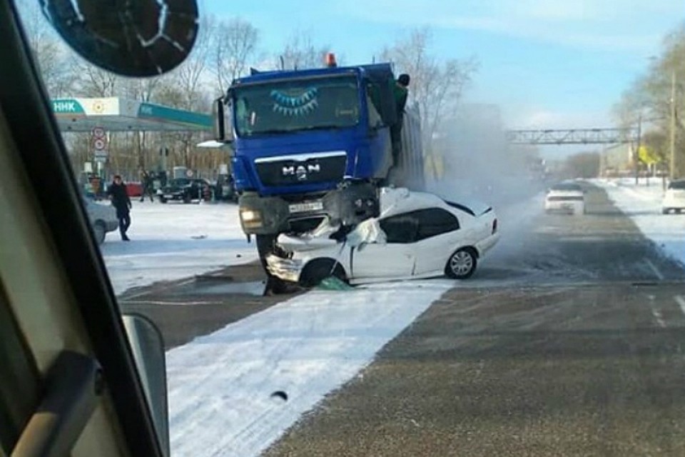 В Комсомольске-на-Амуре самосвал буквально подмял под себя иномарку