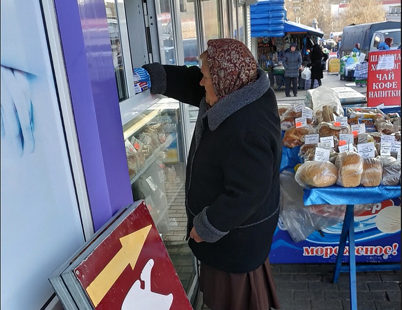 Пожилые дончане обычно покупают в ларьках дешевый белый хлеб