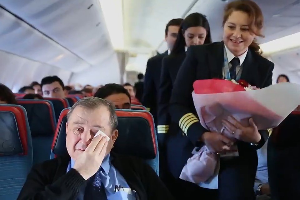 Поздравлять пожилого учителя вышли почти все члены экипажа лайнера