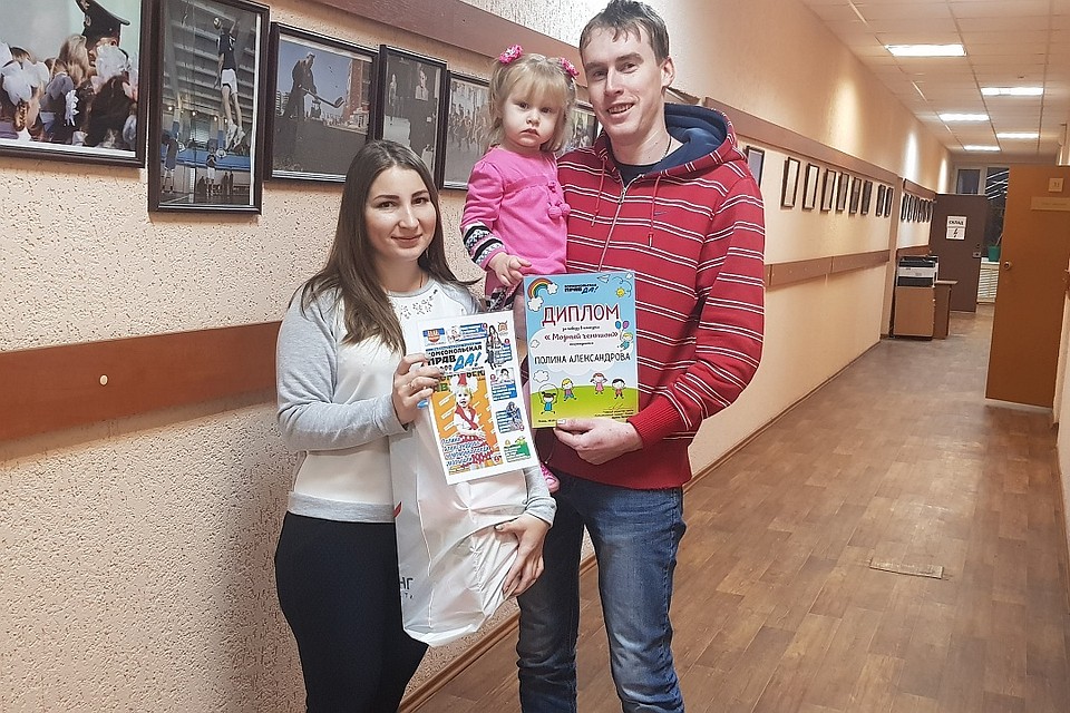 Победительница конкурса Полина Александрова с родителями.