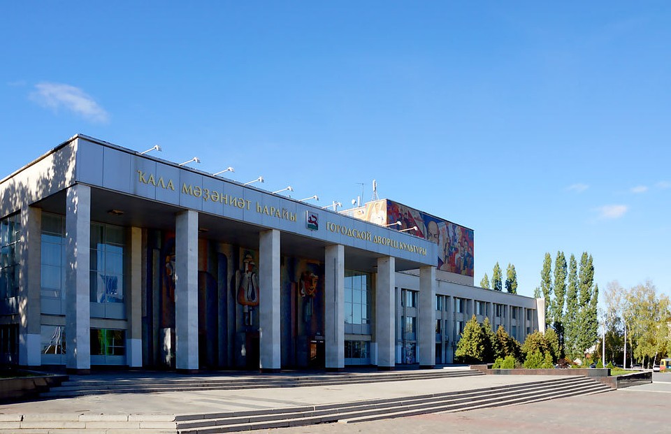 В настоящее время во дворце ведутся ремонтные работы