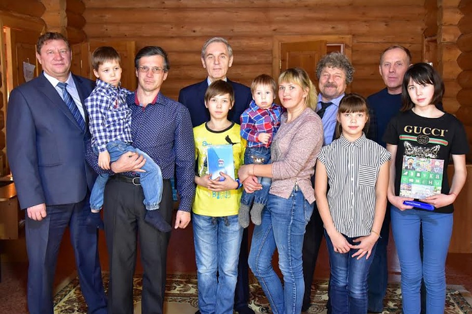 Сорокинская семья с семью детьми получила подарок. Фото ТРОП «Единая Россия»