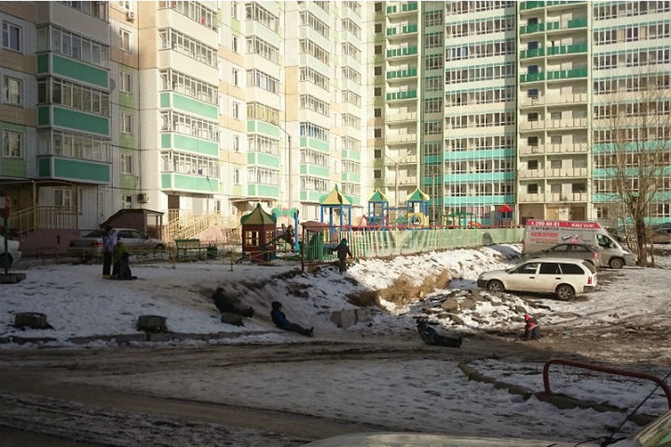 На фото - опасный спуск на улице Калинина в Красноярск, он ведет прямо на стихийную парковку, где ездят машины.