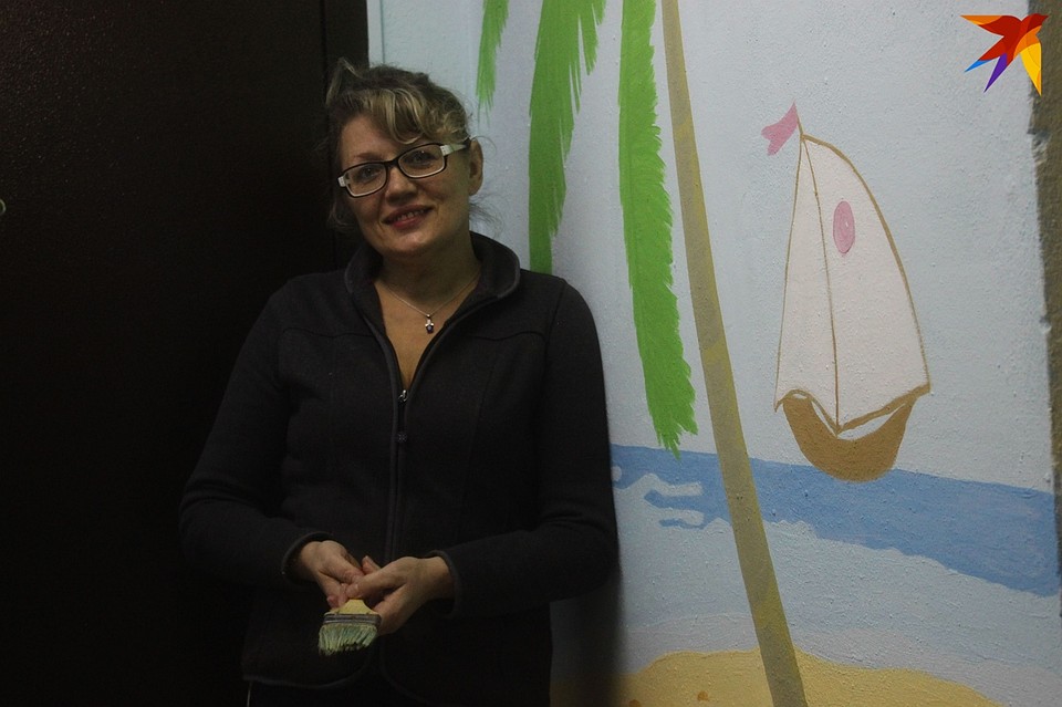 Роза Нестерова использовала курортную тему для рисунков, чтобы, по ее словам, и зимой, заходя в дом, жители чувствовали жаркое дыхание лета
