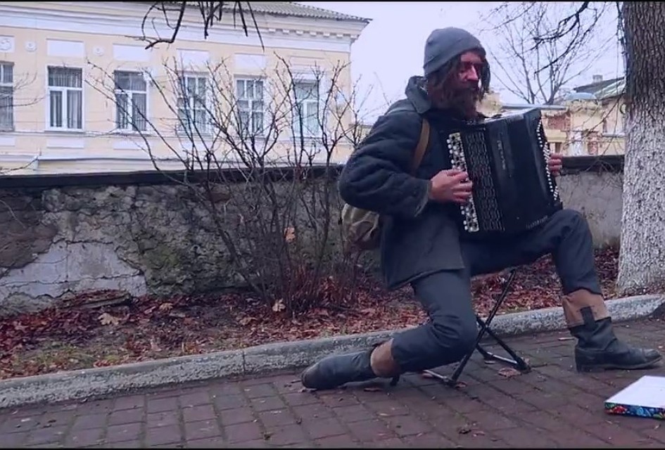 Видео снимали на фоне Дома Скорнякова.