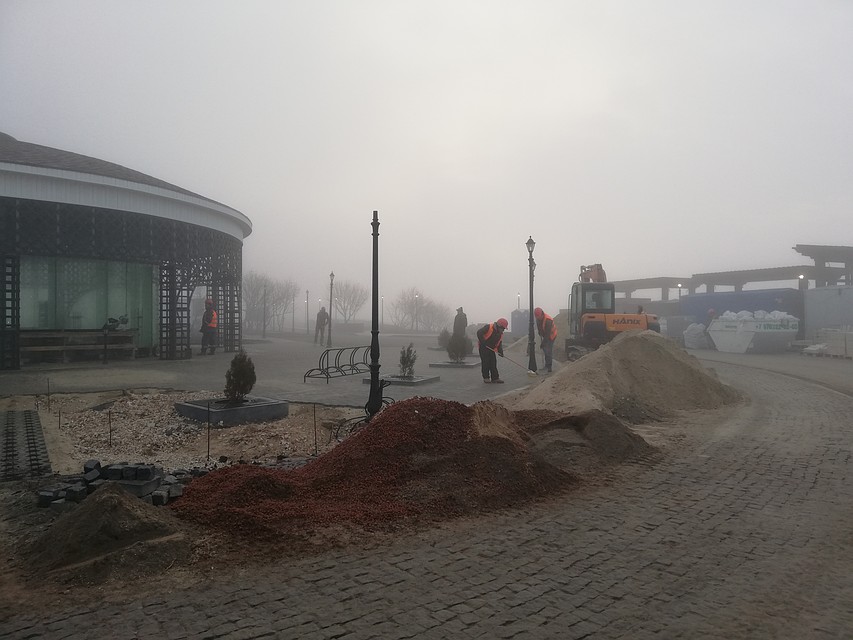 Рабочие трудятся в три смены.