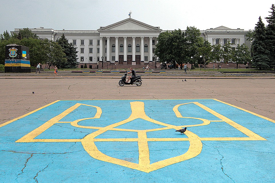 Герб Украины на центральной площади Краматорска.