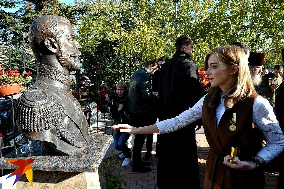 Наталья Поклонская на открытии часовни в честь Святых Царственных страстотерпцев и бюста последнего российского императора Николая II возле здания прокуратуры Крыма.
