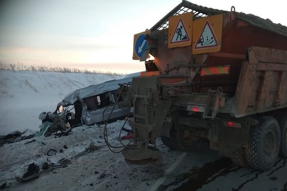 Под Новосибирском в аварии с грузовиком погиб водитель "Мерседеса". Фото: "Инцидент.Новосибирск".