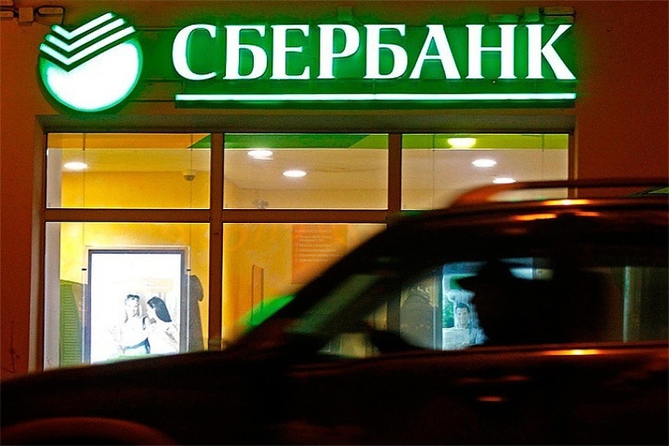 Эксперты считают, что дело не только в неразберихе с картами. Возможно, что это и попытка сделать хотя бы часть переводов между гражданами более прозрачными