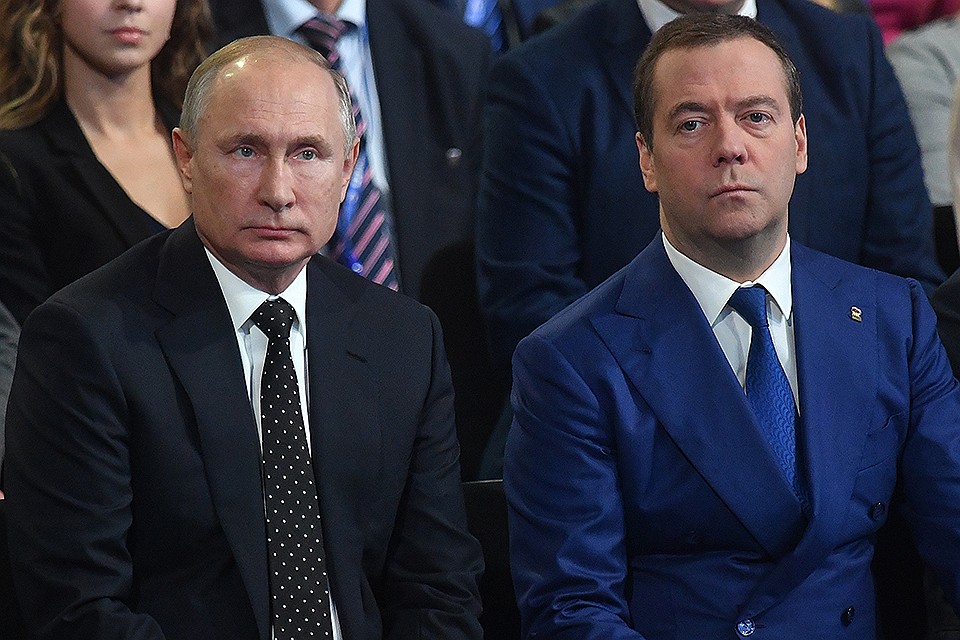Владимир Путин и Дмитрий Медведев на съезде "Единой России".