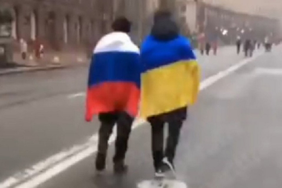 Двое приятелей устроили акцию дружбы России и Украины в Киеве. ФОТО: стоп-кадр видео