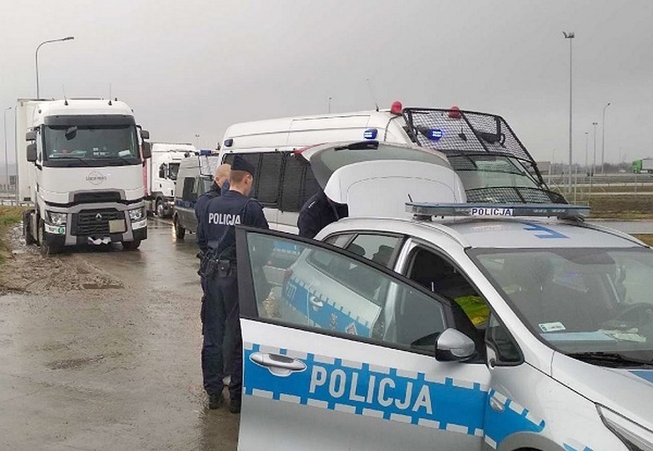 По счастливой случайности пьяный водитель грузовика не попал на трассе в ДТП. Фото: ochrona24.info