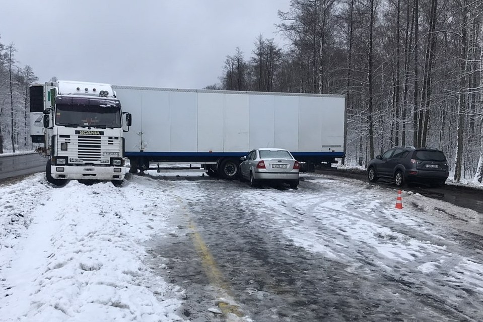 Фура из-за ДТП перегородила трассу под Речицей. Фото: vk.com/zello_rechitsa