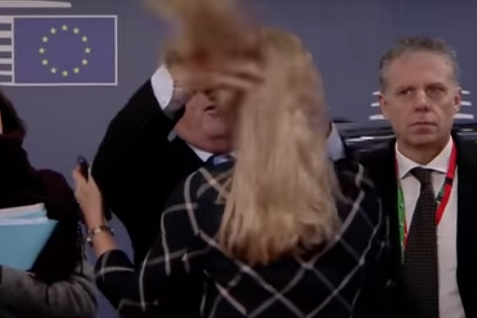 Глава Еврокомиссии Жан-Клод Юнкер взъерошил волосы одной из своих сотрудниц