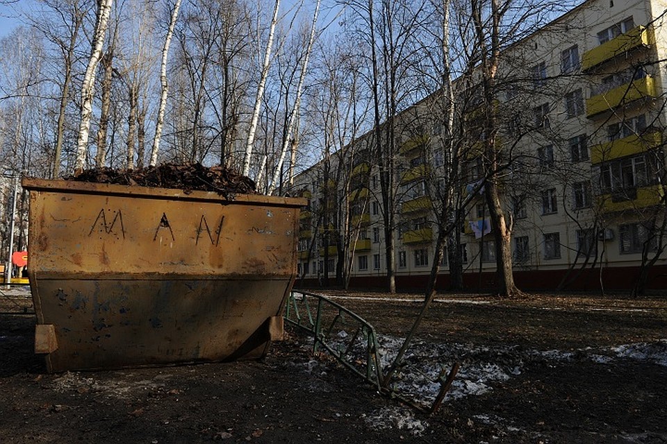 Во дворах не вывозится мусор