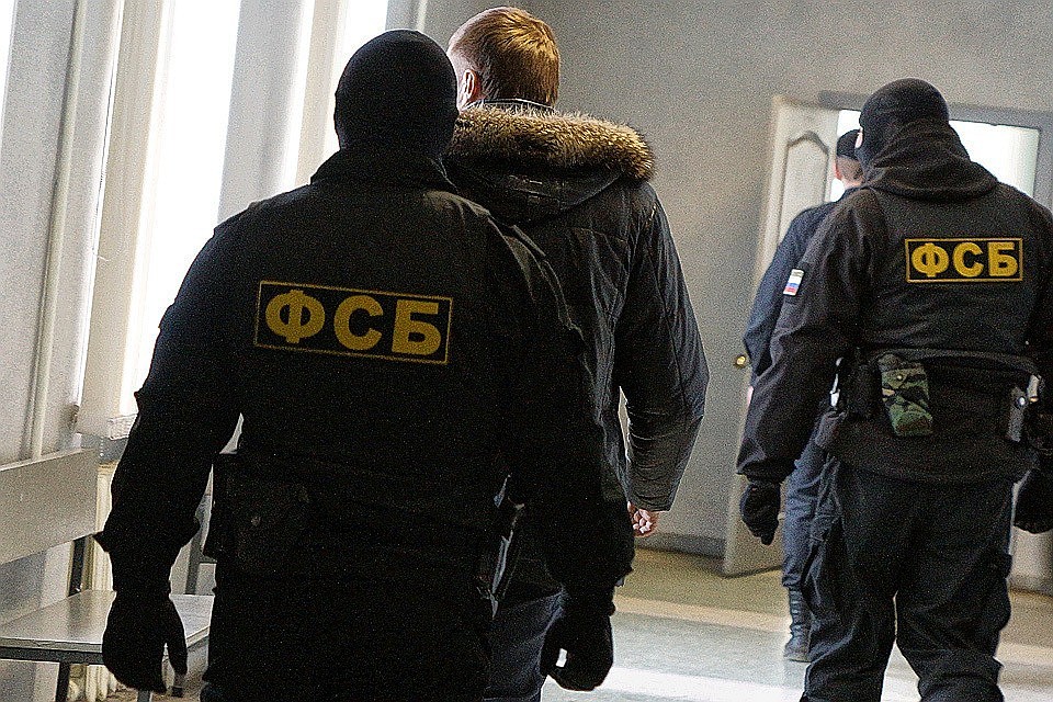 Оперативники Федеральной службы безопасности (ФСБ) нейтрализовали преступную группировку, занимавшуюся переделкой гражданского оружия в боевое в пяти регионах России.