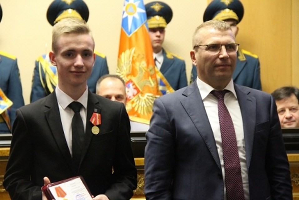 Школьник помог в тушении пожара. Фото: Пресс-служба ГУ МЧС России по Ленинградской области