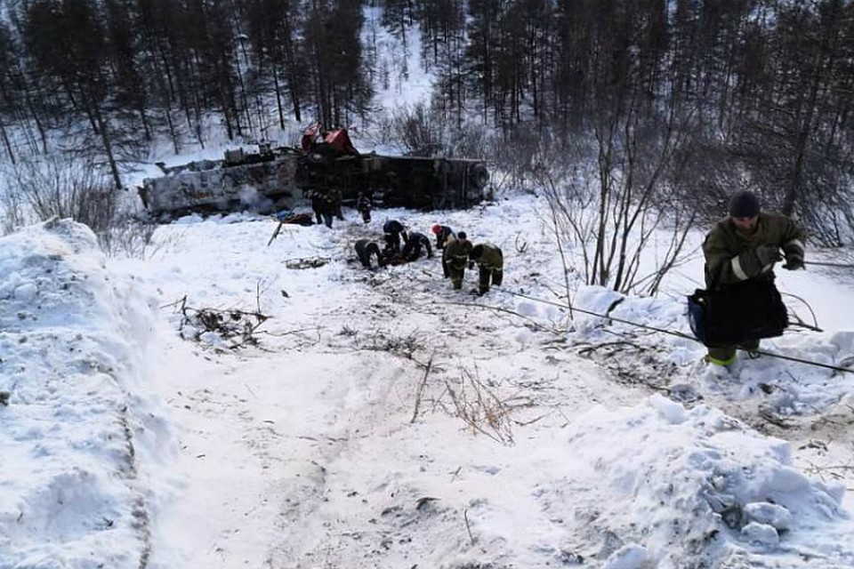 Два человека после ДТП целую ночь провели на морозе на трассе в Магадане