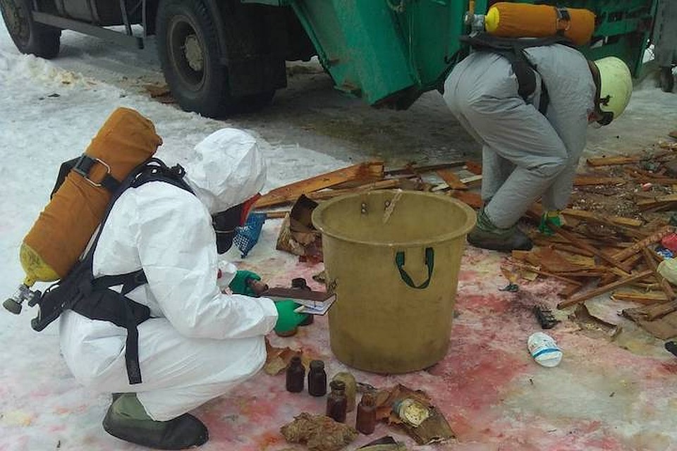 В мусоровозе обнаружили опасные химические вещества. Фото с сайта МЧС